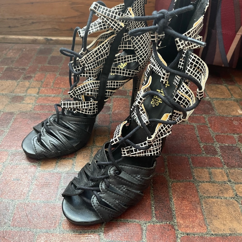 Heelssss - Picture 3 of 4